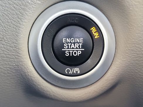 Used 2023 Chrysler Pacifica Touring-L image 26