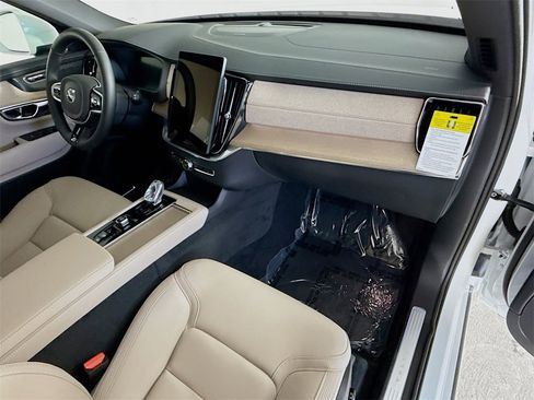 New 2025 Volvo XC90 B6 Plus w/ Protection Package Premier image 32