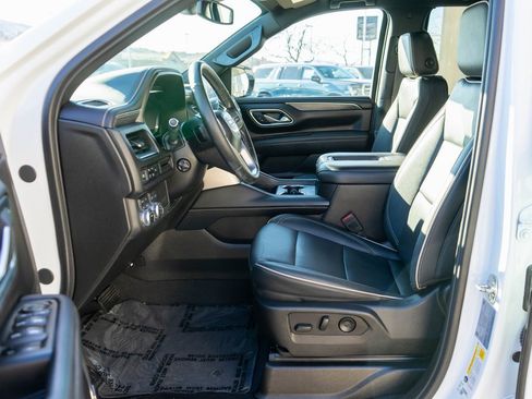 Used 2024 GMC Yukon SLT w/ SLT Luxury Package image 11