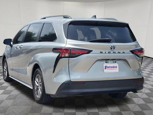 Used 2022 Toyota Sienna XLE FWD image 8