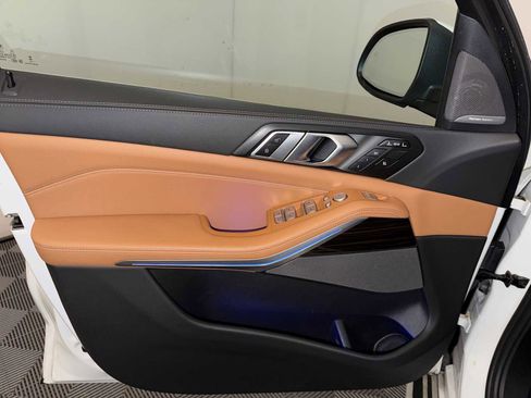 Used 2023 BMW X7 xDrive40i w/ Premium Package image 11