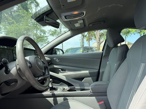 Used 2022 Hyundai Elantra SEL w/ Convenience Package FWD image 8