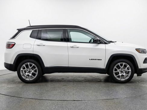Used 2025 Jeep Compass Limited image 11