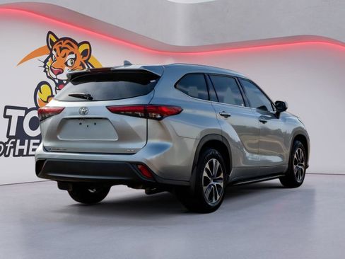 Used 2020 Toyota Highlander XLE FWD image 5