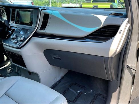 Used 2017 Toyota Sienna XLE FWD image 15