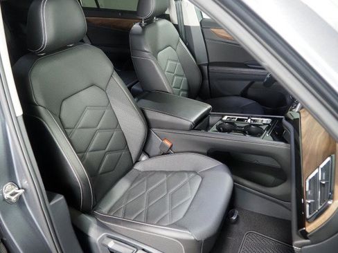Used 2025 Volkswagen Atlas SE w/ Panoramic Sunroof Package FWD image 2