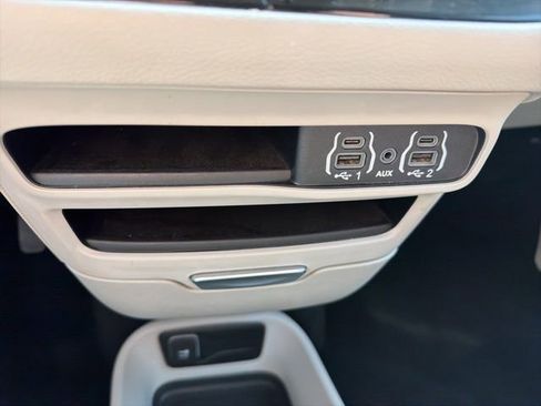 Used 2023 Chrysler Pacifica Touring-L image 20