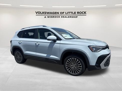 New 2025 Volkswagen Taos SE image 3