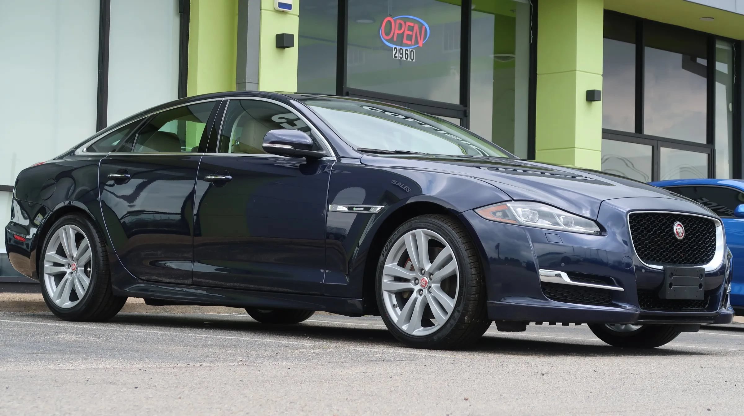 Used 2019 Jaguar XJ R-Sport RWD image 6
