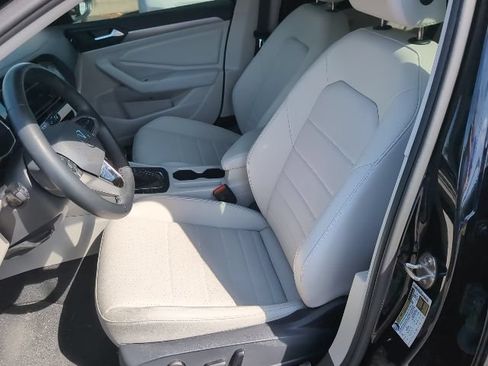 Used 2024 Volkswagen Jetta SE FWD image 9