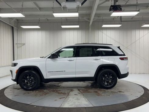 New 2026 Jeep Grand Cherokee Laredo image 5