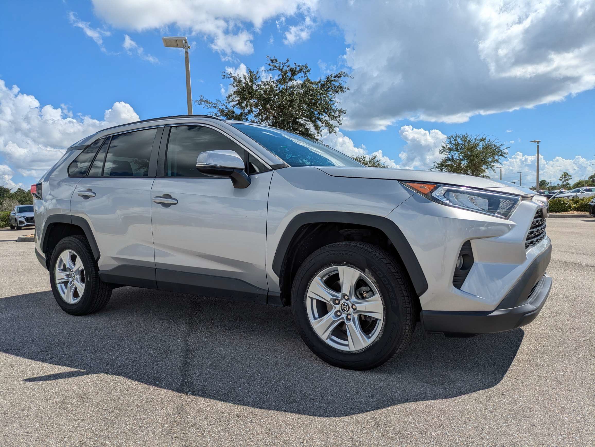 Used 2019 Toyota RAV4 XLE w/ Convenience Package FWD image 2