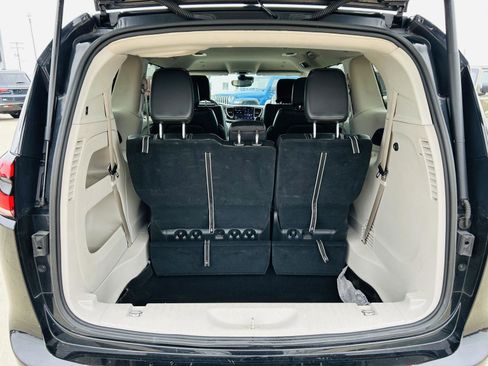 Used 2023 Chrysler Pacifica Touring-L FWD image 28