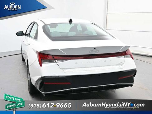 New 2025 Hyundai Elantra Limited FWD image 3