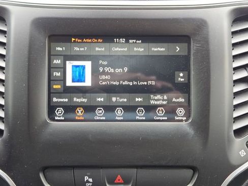 Used 2019 Jeep Cherokee Latitude Plus w/ Comfort/Convenience Group image 18