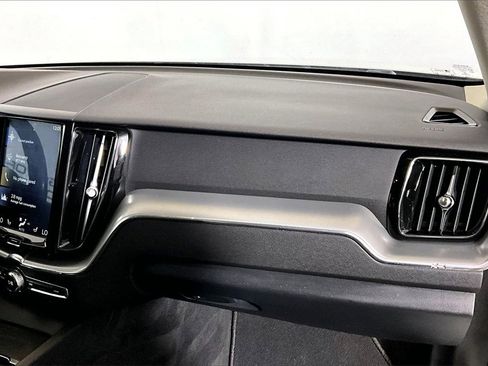 Used 2018 Volvo XC60 T5 Momentum w/ Vision Package image 12