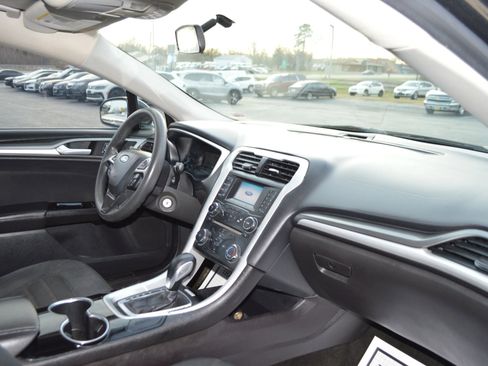 Used 2015 Ford Fusion SE image 19