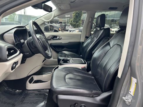 Used 2022 Chrysler Pacifica Touring-L FWD image 27