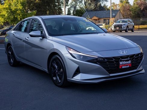 Used 2022 Hyundai Elantra SEL w/ Preferred Accessory Package image 5