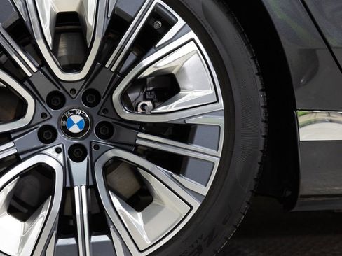 Used 2025 BMW i7 xDrive60 image 24