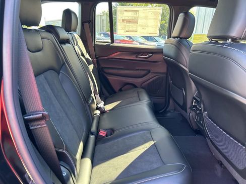 New 2025 Jeep Grand Cherokee Altitude image 38