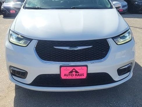 Used 2023 Chrysler Pacifica Touring-L FWD image 32