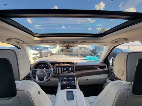 Used 2021 GMC Yukon XL Denali w/ Denali Premium Package image 16