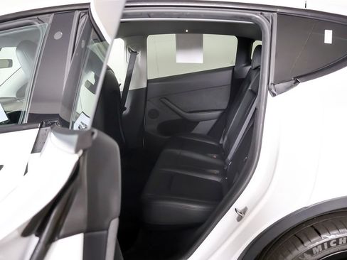 Used 2023 Tesla Model Y AWD image 31
