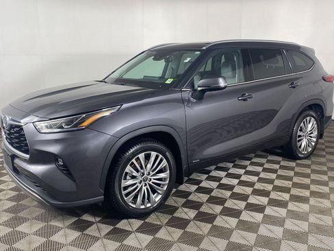 Used 2022 Toyota Highlander Platinum AWD/4WD image 2