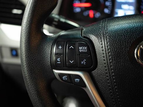 Used 2017 Toyota Sienna LE w/ Preferred Accessory Package FWD image 26