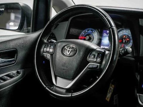 Used 2020 Toyota Sienna SE image 14