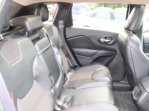 Used 2016 Jeep Cherokee Trailhawk w/ Comfort/Convenience Group AWD/4WD image 19