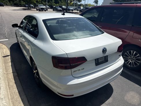 Used 2018 Volkswagen Jetta SE FWD image 9