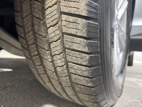 Used 2024 Ford Explorer XLT RWD image 36