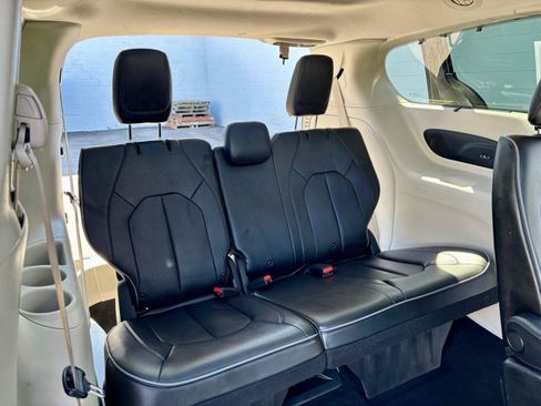 Used 2020 Chrysler Pacifica Limited FWD image 15