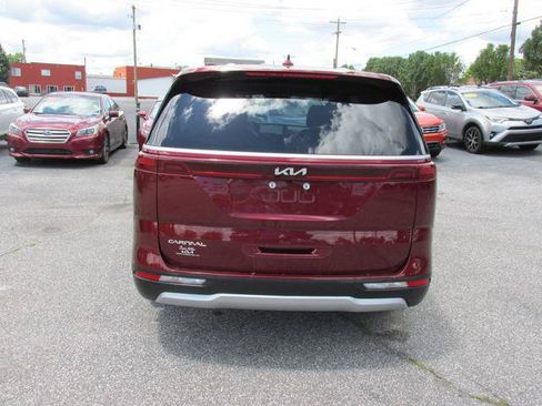 Used 2024 Kia Carnival EX FWD image 4