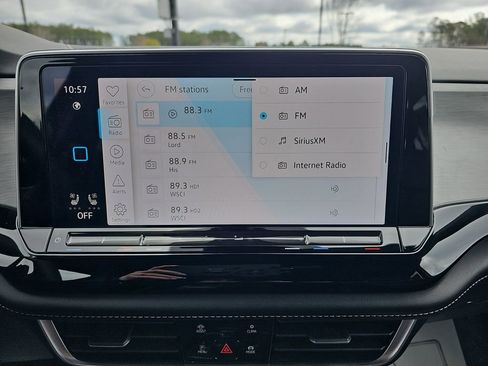 Used 2024 Volkswagen Atlas Cross Sport SE image 25