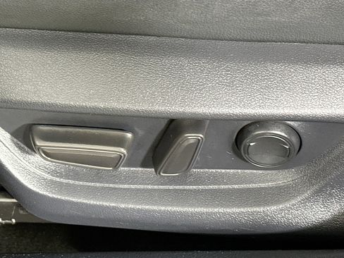 Used 2025 Toyota Camry SE w/ Convenience Package image 13