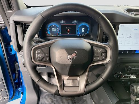 Used 2025 Ford Bronco Badlands image 11