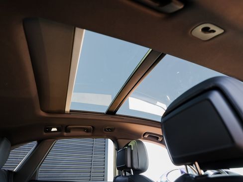 Certified 2025 Porsche Macan image 30