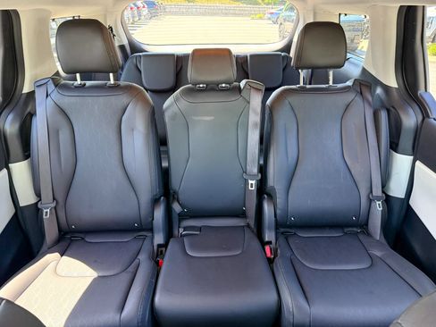 Used 2024 Kia Carnival EX FWD image 13