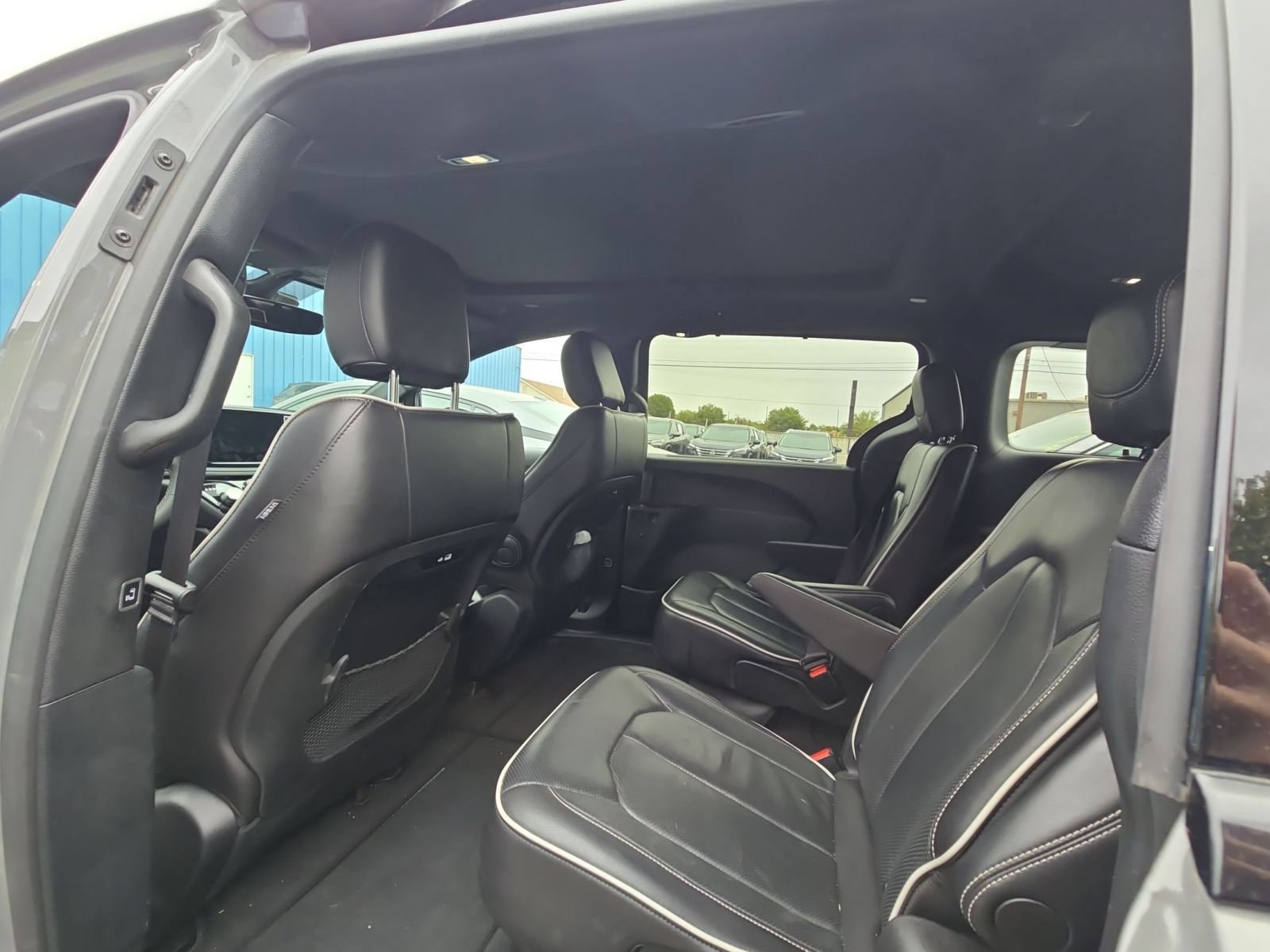 Used 2025 Chrysler Pacifica Limited FWD image 9