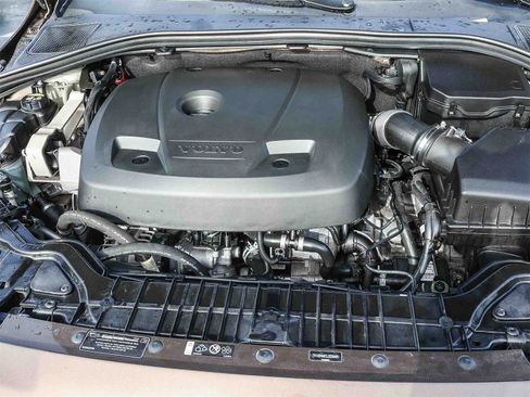 Used 2018 Volvo V60 T5 Cross Country image 12