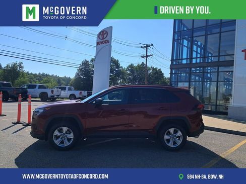 Used 2019 Toyota RAV4 LE AWD/4WD image 2