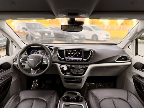 Used 2023 Chrysler Pacifica Touring-L FWD image 2