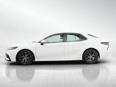 Used 2021 Toyota Camry SE w/ Carpet Mat Package (TMS) FWD image 2