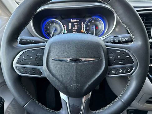 Used 2023 Chrysler Pacifica Touring-L image 24