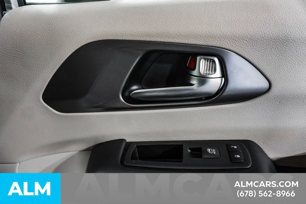 Used 2023 Chrysler Pacifica Touring-L FWD image 44
