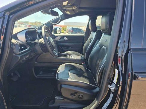 Used 2025 Chrysler Pacifica Limited FWD image 9
