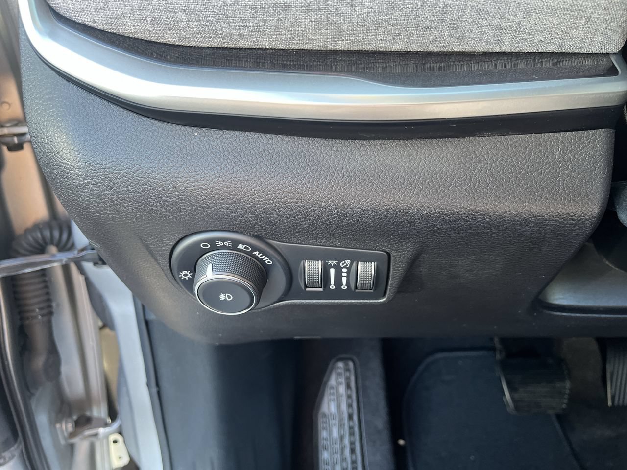 Used 2023 Jeep Compass Latitude AWD/4WD image 16